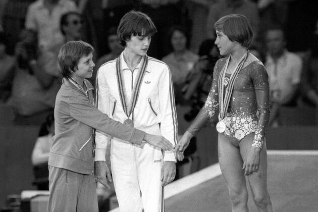 Die Zweitplazierte Maxi Gnauck (DDR, li.) gratuliert der Olympiasiegerin Jelena Dawydowa (Sowjetunion, re.), während Nadia Comaneci (Rumänien) als weitere Zweitplazierte neidisch auf die Goldmedaille starrt Leichtathletik OS Sommer Damen Olympische Spiele 1980, Sommerspiele, Olympia, Olympiade, Kunstturnen, Geräteturnen, Vneg, Vsw, quer Gruppe Moskau Harmonie, Kameradschaft,