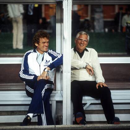 Sepp Maier (li.) hat neben Bundestrainer Jupp Derwall (beide BR Deutschland) Platz genommen Fußball Länderspiel Herren DEUTSCHSPRACHIGE SPORTZEITSCHRIFTEN UND -ZEITUNGEN NUR NACH RÜCKSPRACHE, Länderspiel 1979 Gruppe Aufnahmedatum geschätzt Izmir
