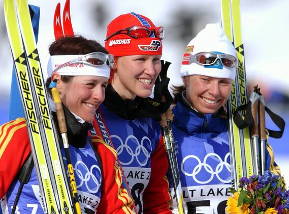 Siegerehrung 7,5km, v.li.: Uschi Disl (Platz 2), Kati Wilhelm (beide Deutschland, Platz 1) und Magdalena Forsberg (Schweden, Platz 3) Biathlon OS Winter Damen Olympische Winterspiele 2002, Olympia, Olympiade, Spiele, Vdig Gruppe Soldier Hollow Salt Lake City Utah Freude,