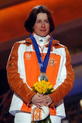 Uschi Disl (Deutschland, Platz 2) während der Siegerehrung Biathlon OS Winter Damen Olympische Winterspiele 2002, Olympia, Olympiade, Spiele, Vdig Einzelbild Olympic Medals Plaza Salt Lake City Utah