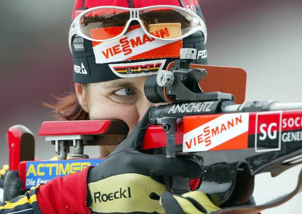 Uschi Disl (Deutschland) nimmt beim Stehendschießen genau Maß Biathlon Damen Weltcup 2003 2004, Welt-Cup, Worldcup, World, WC, 7,5 km Sprint, Kilometer, 7,5km Porträt Hochfilzen