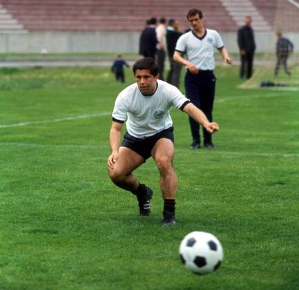 Gerd Müller (BR Deutschland) am Ball Fußball Herren DEUTSCHSPRACHIGE SPORTZEITSCHRIFTEN UND -ZEITUNGEN NUR NACH RÜCKSPRACHE, Nationalmannschaft 1967 Einzelbild Aufnahmedatum geschätzt Belgrad