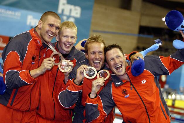 Bronze für die deutsche Freistilstaffel v. li.: Stefan Herbst, Johannes Österling, Lars Conrad und Christian Keller Schwimmen WM Herren Weltmeisterschaft 2003, Schwimmsport, Vdig, Gruppe Barcelona Begeisterung, Freude,