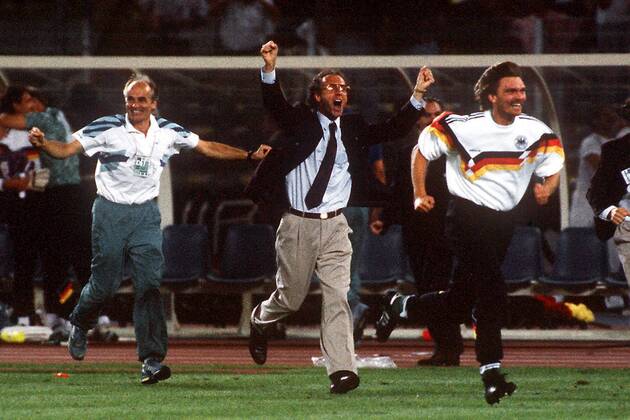 Teamchef Franz Beckenbauer (Mitte), Paul Steiner (re.) und Mannschaftsarzt Prof Heinz Liesen (alle Deutschland) stürmen das Spielfeld -Grenzenloser Jubel ob des Finaleinzugs bei der Weltmeisterschaft 1990 Fußball WM Herren Weltmeisterschaft 1990, Länderspiel, Halbfinale, Nationalmannschaft, Nationalteam, Vneg Gruppe medizinische Betreuung, Arzt, Doktor, Teamarzt, Turin Freude, Begeisterung,