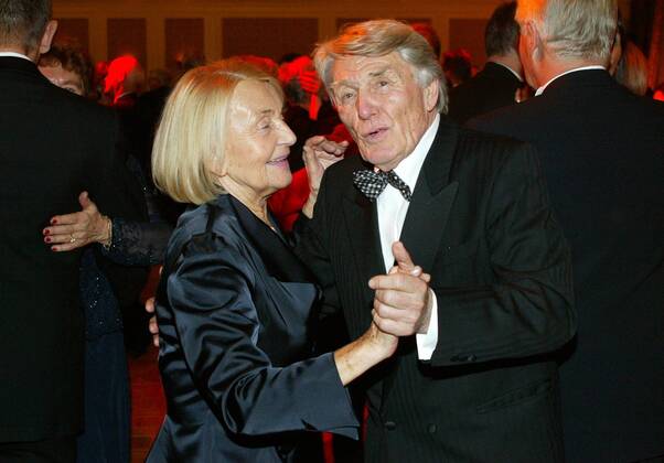 Otto Ziege (Deutschland), sportlicher Leiter des Berliner Sechstagerennens, amüsiert sich mit seiner Frau Ingrid auf der Tanzfläche während der Verleihung des Goldenen Bandes 2004 Radsport Herren 55. Goldenes Band der Deutschen Sportpresse 2004, Ehrung, Auszeichnung, Gala, Sportlergala, Vdig Gruppe Freude,