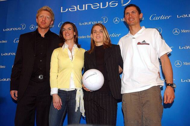 Nach der Pressekonferenz zur Nominierung für den Laureus World Sports Award v.li.: die Jurymitglieder Boris Becker und Katarina Witt, sowie Nia Künzer (Mannschaft des Jahres) und Michael Teuber (Behindertensportler des Jahres) Tennis Herren Laureus World Sports Award 2004, Nominierung, Sportlerwahl, Pressekonferenz, PK, Pressetermin Gruppe Sportoscar, Award, Awards, Sport, Sports Berlin