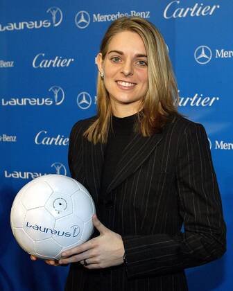 Nia Künzer (Deutschland) als Vertreterin der Fußball-Nationalmannschaft der Damen freut sich über die Nominierung zur Mannschaft des Jahres Fußball Herren Laureus World Sports Award 2004, Nominierung, Sportlerwahl, Pressekonferenz, PK, Pressetermin Einzelbild Sportoscar, Award, Awards, Sport, Sports Berlin Freude,