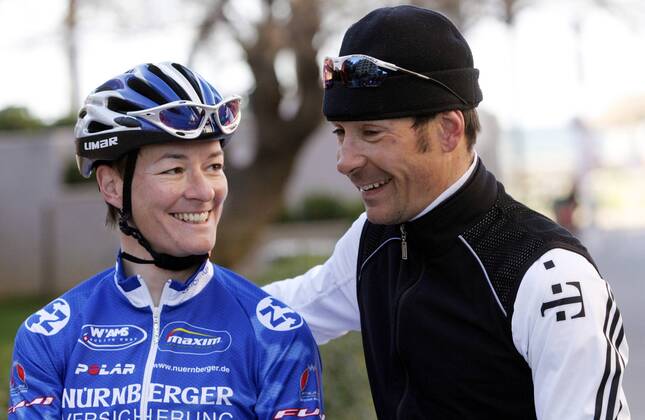 Petra Rossner (Nürnberger) hat viel Spaß mit Erik Zabel (T Mobile beide Deutschland) Radsport Damen Straßenradsport 2004, Straße, Rad, Trainingslager, Training, Gruppe Mallorca Freude, Begeisterung,
