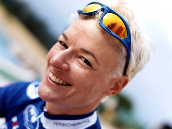 Petra Rossner (Deutschland Nürnberger) gut gelaunt beim Shooting Radsport Damen Shooting 2003, Fotoshooting, Fototermin, Straßenradsport, Straße, Rad, Vneg, Porträt