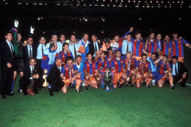 Mannschaftsbild FC Barcelona mit dem Landesmeisterpokal, hi.v.li.: Betreuer, Torwart Andoni Zubizarreta, 6 Betreuer, Trainer Johan Cruyff, Michael Laudrup, x, x, Julio Salinas, Alesanco, x, Eusebio, Miguel Angel Nadal, Mitte: x, Juan Carlos; Fußball EC 1 Herren Champions League 1991 1992, Mannschaftsfoto, Barca, Finale, Endspiel, Landesmeistertrophäe Totale London, KRUX Begeisterung, Freude,