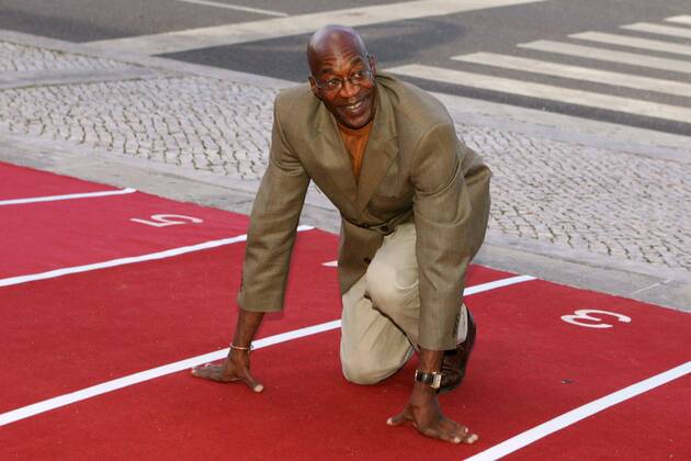 Edwin Moses (USA) demonstriert anlässlich der Verleihung des Laureus World Sports Awards 2004 seine Starthocke vergangener Jahre Leichtathletik Herren Laureus World Sports Awards 2004, Sportlerwahl, Ehrung, Sportlerehrung, Sportlerauszeichnung, Vdig Einzelbild Award Estoril