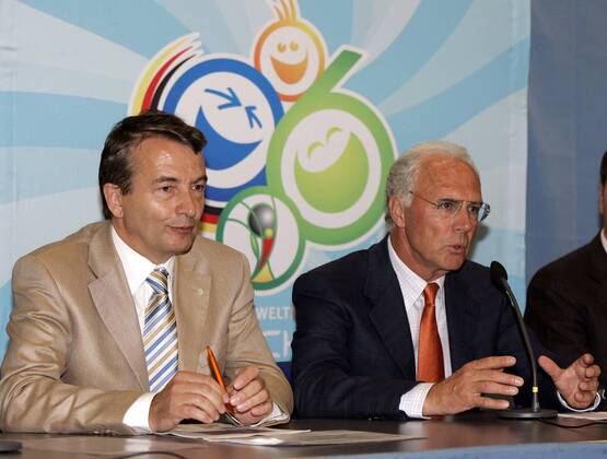 OK-Präsident Franz Beckenbauer (re.) und Vizepräsident Wolfgang Niersbach (beide Deutschland) während der Pressekonferenz vor dem Turnierlogo der Weltmeisterschaft 2006 Fußball WM Herren Vorschau 2004, Weltmeisterschaft 2006, PK, Pressetermin, Vdig Gruppe Logo, Turnier, Emblem, Turnieremblem