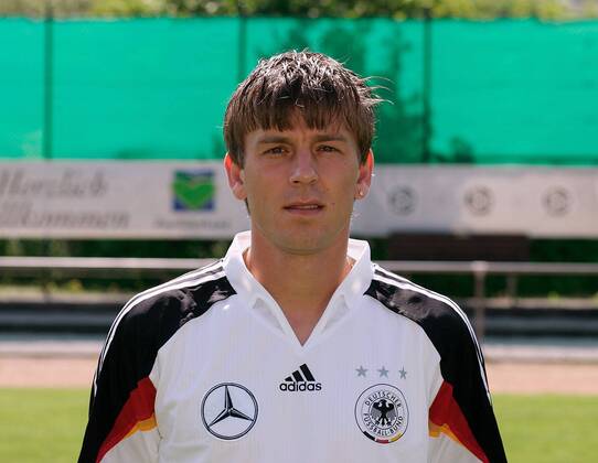 Bernd Schneider (Deutschland) Fußball EM Herren Vorschau Europameisterschaft 2004, Euro, Vorstellung, Präsentation, Pressetermin, Porträttermin Porträt