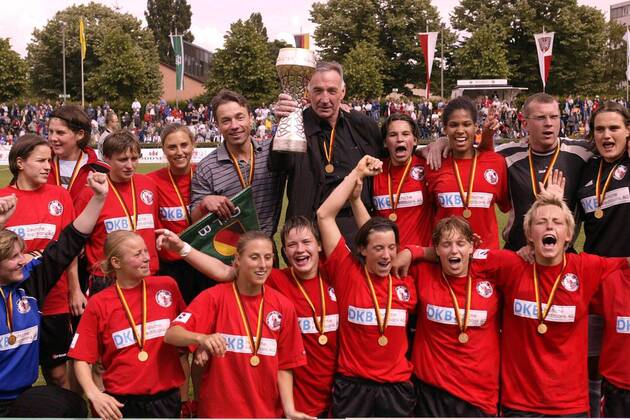 Siegerfoto vom 1. FFC Turbine Potsdam - dem Deutschen Meister 2004! Trainer Bernd Schröder mit dem Pokal Fußball 1. BL Damen Saison 2003 2004, Frauen, Frauenfußball, Frankfurt - 1. FFC Turbine Potsdam 2:7 Totale Meisterfeier Frankfurt M. Freude, Begeisterung,