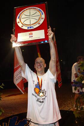 Pascal Roller (Frankfurt) präsentiert stolz die Trophäe des Deutschen Meisters Basketball 1. BL Herren BBL Saison 2003 2004, Opel Skyliners Frankfurt, Playoffs, Playoff, Play Offs, Off, Finale, Endspiel, Einzelbild Frankfurt M. Freude,