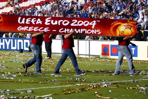 Fußball, EM Finale 2004 in Lissabon, Portugal - Griechenland 0:1 Nach der Siegerehrung wird das Podium mit dem Schriftzug UEFA Euro 2004 GREECE-CHAMPIONS abgebaut - die Europameisterschaft ist endgültig vorbei Fußball EM Herren Euro 2004, Europameisterschaft, Länderspiel, Nationalmannschaft, Nationalteam, Finale, Endspiel Einzelbild Ende, Aus, Schluss, Schluß, abräumen, aufräumen Lissabon, Aufräumarbeiten