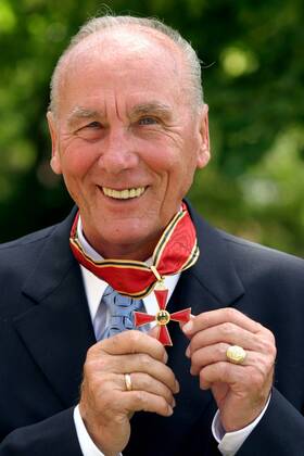 Horst Eckel (Deutschland) präsentiert stolz sein Bundesverdienstkreuz Fußball Herren Verleihung Bundesverdienstkreuz am Bande 2004, Verdienstorden, Auszeichnung, Ehrung, Sportlerehrung Einzelbild Mainz Freude,