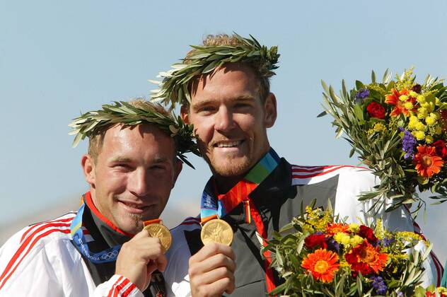 Tim Wieskötter (re.) und Ronald Rauhe (beide Deutschland) präsentieren stolz ihre Goldmedaillen Kanu OS Sommer Herren Olympische Sommerspiele Athen 2004, Olympia, Olympiade, Spiele, Kanusport, Kajak, Zweierkajak Gruppe Shinias, Schinias Freude,