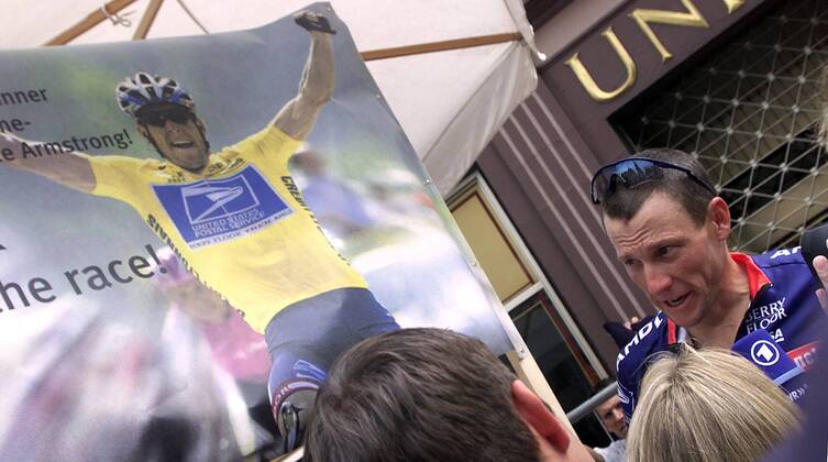 Lance Armstrong (USA US Postal Service) nach seinem 6. Toursieg noch immer im Interesse der Medien Radsport Herren Luk Challenge 2004, Paarzeitfahren, Zeitfahren, Straßenradsport, Straße, Rad, Vdig Einzelbild Bühl