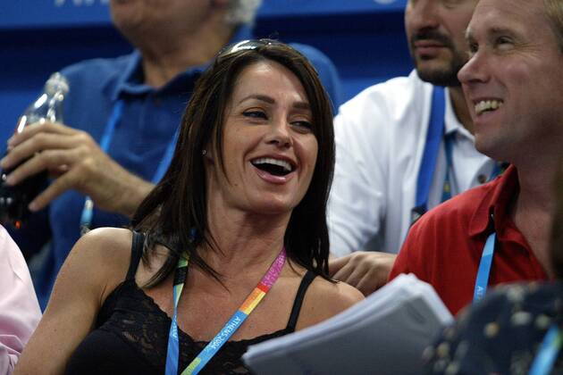 Turnlegende Nadia Comaneci (Rumänien) verfolgt die Turnwettkämpfe der Olympischen Spiele 2004 von Athen mit ihrem Ehemann Bart Conner Turnen OS Sommer Damen Olympische Sommerspiele Athen 2004, Olympia, Olympiade, Spiele, Kunstturnen, Geräteturnen, Vdig Gruppe Maroussi Freude,