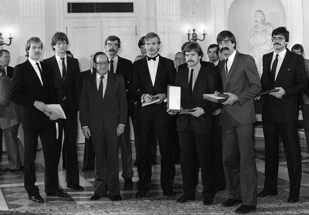 Bundesinnenminister Friedrich Zimmermann (3.v.li., Deutschland CSU) verleiht dem VfL Gummersbach das Silberne Lorbeerblatt, v.li.: x, Franz Josef Salewski, Andreas Thiel, x, Gerd Rosendahl, Heiner Brand und Claus Fey Handball 1. BL Herren Verleihung Silbernes Lorbeerblatt 1984, Lorbeer, Politik, Politiker, VfL Gummersbach Totale