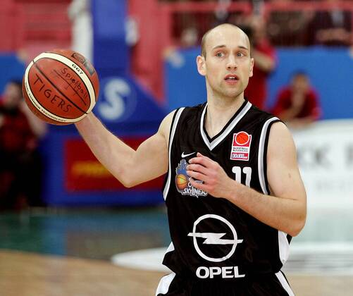 Pascal Roller (Frankfurt) am Ball Basketball 1. BL Herren BBL Saison 2004 2005, Opel Skyliners Frankfurt Einzelbild Tübingen