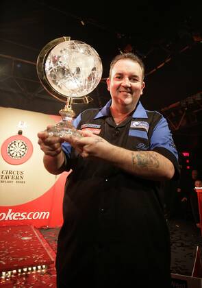 Weltmeister Phil Taylor (England) präsentiert die Trophäe für den Gewinn der World Darts Championships 2005 - PUBLICATION ONLY FOR GERMAN, SWISS AND AUSTRIAN MEDIA Dart WM Herren World Darts Championships 2005, Weltmeisterschaft, Darten, Pfeil, Pfeilwerfen, Dartwerfen, Finale Einzelbild Championship Purfleet Erschöpfung,