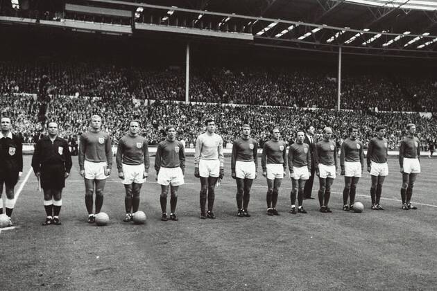 Mannschaftsvorstellung England, v.li.: Linienrichter Karol Galba (CSSR), Bobby Moore, George Cohen, Alan Ball, Torwart Gordon Banks, Roger Hunt, Ray Wilson, Nobby Stiles, Bobby Charlton, Geoff Hurst, Martin Peters, Jack Charlton Fußball WM Herren Weltmeisterschaft 1966, Nationalmannschaft, Nationalteam, Nationaltrikot, Länderspiel, Endspiel, Vsw Totale Wembley Stadion, BRD, BR London, Mannschaftsbild, Mannschaftsfoto