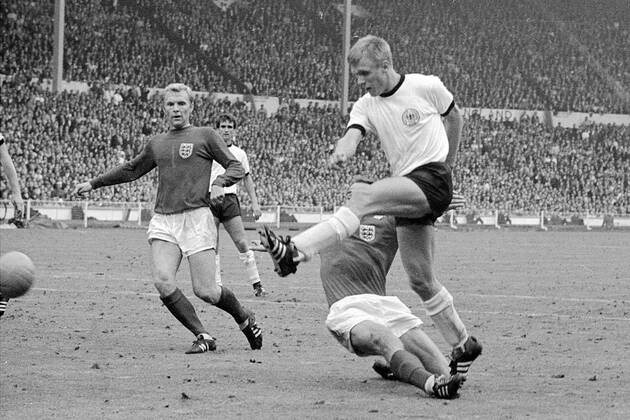 Fußball, WM 1966, Finale in Wembley, England - Deutschland 4-2 n.V. Sigfried Held (Deutschland, re.) zieht ab, George Cohen (2.v.re.) kann ihn nicht stoppen, Bobby Moore (England) schaut zu Fußball WM Herren Weltmeisterschaft 1966, Nationalmannschaft, Nationalteam, Nationaltrikot, Länderspiel, Endspiel, Vsw Gruppe London Dynamik,