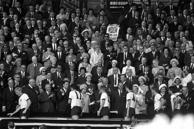 Fußball, WM 1966, Finale in Wembley, England - Deutschland 4-2 n.V. Queen Elizabeth II gratuliert den deutschen Spielern nach dem verlorenem Finale - v.li.: Karl Heinz Schnellinger, Lothar Emmerich, Siegfried Held, Franz Beckenbauer, Wolfgang Weber und Wolfgang Overath Fußball WM Herren Weltmeisterschaft 1966, Länderspiel, Nationalmannschaft, Nationalteam, Nationaltrikot, Vneg, Vsw Totale Finale, Endspiel, BR Deutschland, Wembley, Königin London, England - Deutschland 4:2 n.V., BRD