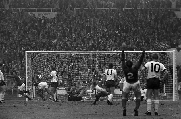 Fußball, WM 1966, Finale in Wembley, England - Deutschland 4-2 n.V. WM Finale 1966 - das Tor zum 2:1 in der 78. Minute, Torschütze Martin Peters (England, li.) jubelt, Torwart Hans Tilkowski (BR Deutschland) liegt geschlagen am Boden Fußball WM Herren Weltmeisterschaft 1966, Länderspiel, Finale, Endspiel, Nationalmannschaft, Nationalteam Totale Wembley Stadion London Begeisterung, Freude,
