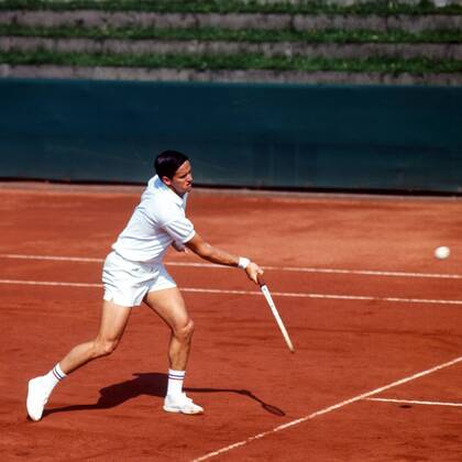 Roy Emerson (Australien) - Vorhand Tennis Herren Sandplatztennis 1973, Sand, Sandplatz, Sandplatzturnier Einzelbild Aufnahmedatum geschätzt