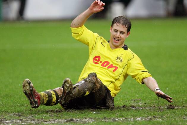 Lars Ricken (BVB) nimmt unfreiwillig ein Schlammbad Fußball 1. BL Herren Saison 2004 2005, Borussia Dortmund Einzelbild Dortmund