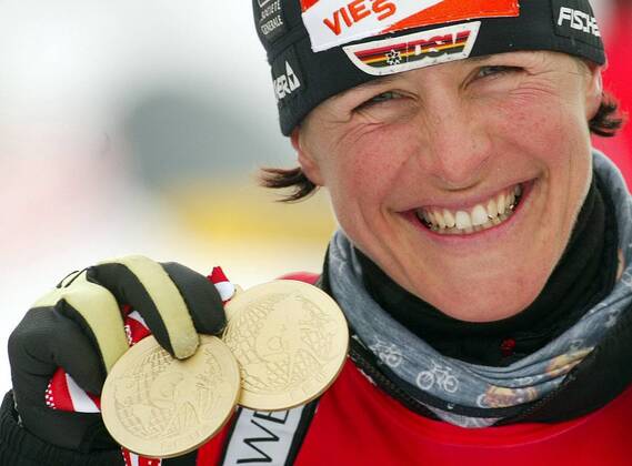 Weltmeisterin Uschi Disl (Deutschland) präsentiert stolz ihre beiden Goldmedaillen Biathlon WM Damen Weltmeisterschaft 2005, 10 km, 10km, Verfolgung, Verfolgungsrennen Porträt Hochfilzen Freude