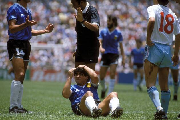 Diego Armando Maradona (Mitte) hält sich den verletzten Kopf, derweil diskutiert Giusti (li., beide Argentinien) mit Schiedsrichter Ali Bennaceur (Tunesien) Fußball WM Herren DEUTSCHSPRACHIGE SPORTZEITSCHRIFTEN UND -ZEITUNGEN NUR NACH RÜCKSPRACHE, Weltmeisterschaft 1986 Gruppe Boden, Rasen, Mexico City