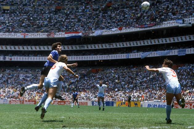 Oscar Ruggeri (li., Argentinien) gegen Terry Butcher (Mitte) und Kenny Sansom (beide England) Fußball WM Herren DEUTSCHSPRACHIGE SPORTZEITSCHRIFTEN UND -ZEITUNGEN NUR NACH RÜCKSPRACHE, Weltmeisterschaft 1986 Gruppe Mexico City Dynamik, Höhe,