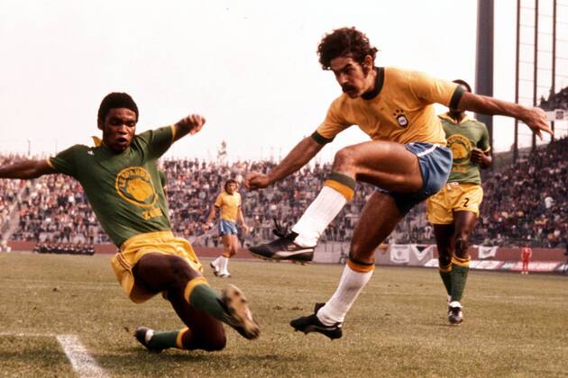 Boba Lobilo (li., Zaire) kommt gegen Roberto Rivelino (Brasilien) zu spät Fußball WM Herren Weltmeisterschaft 1974, Länderspiel, Nationalmannschaft, Nationalteam, Nationaltrikot Gruppe Frankfurt M. Dynamik,