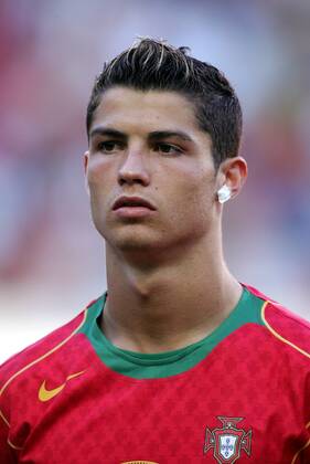 Cristiano Ronaldo (Portugal) während der Hymne - Fußball EM Herren Euro 2004, Europameisterschaft, Länderspiel, Nationalmannschaft, Nationalteam, Halbfinale Porträt Lissabon
