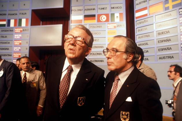 DFB Präsident Hermann Neuberger (li.) und DFB Sekretär Hermann Joch (beide BR Deutschland) im Gespräch nach der Gruppenauslosung für die Weltmeisterschaft 1978 in Argentinien Fußball WM Herren Auslosung 1977 für Weltmeisterschaft 1978, Vorrundenauslosung, Vorrundengruppe, Vorrundengruppen, Gruppe Buenos Aires Skepsis,