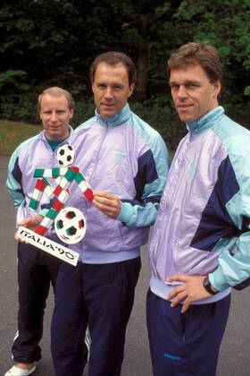 Teamchef Franz Beckenbauer (Mitte) und seine Assistenten Holger Osieck (re.) und Berti Vogts (alle BR Deutschland) mit dem WM Logo Italia 90 Fußball WM Herren DEUTSCHSPRACHIGE SPORTZEITSCHRIFTEN UND -ZEITUNGEN NUR NACH RÜCKSPRACHE, Vorschau 1990, Vdia Gruppe