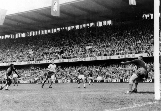 Fußball, WM 1958 in Stockholm, Finale Brasilien – Schweden 5 - 2 Pele (Brasilien, li.) trifft zum 3:1, Torwart Karl Svensson (Schweden) ist chancenlos - Fußball WM Herren Weltmeisterschaft 1958, Nationalmannschaft, Nationalteam, Nationaltrikot, Länderspiel, Finale Totale Rasunda Stadion Stockholm