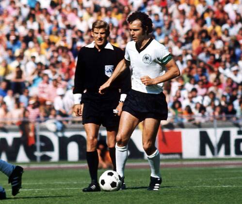 Franz Beckenbauer (BR Deutschland) am Ball - Fußball Länderspiel Herren Länderspiel 1973, Freundschaftsspiel, Test, Testspiel, Nationalmannschaft, Nationalteam, Vdia Einzelbild Berlin