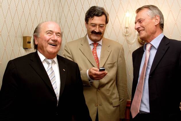FIFA Präsident Sepp Blatter (Schweiz, li.), ZDF Chefredakteur Nikolaus Brender und ARD Vorsitzender Dr. Thomas Gruber (beide Deutschland, re.) sind anlässlich der Vergabe der Senderechte für die WM 2010 an die Öffentlich Rechtlichen gut gelaunt Fußball WM Herren Vorschau Weltmeisterschaft 2010, Fernsehen, Free TV, Medien, Übertragungsrechte, Senderechte, Rechte Gruppe Verband, Leiter, rechtliche Frankfurt M., Rechtevergabe 2005, lachen lächeln