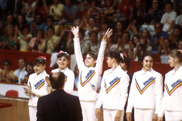 Siegerehrung Platz 2 Rumänien u.a. mit: Teodora Ungureanu (2.v.li.) und Nadia Comaneci (3.v.li.), weiter dabei: Mariana Constantin, Anca Grigoras, Gabriela Trusca, Georgeta Gabor Turnen OS Sommer Damen Olympische Sommerspiele 1976, Olympia, Olympiade, Spiele, Kunstturnen, Geräteturnen, Vdia Gruppe Montreal Freude,