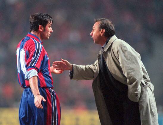 Trainer Johan Cruyff gibt Gheorghe Hagi (beide FC Barcelona) neue Anweisungen -  Fußball EC 3 Herren UEFA Cup 1995 1996, Pokal, Europapokal, Europacup, Viertelfinale, FC Barcelona Gruppe Eindhoven