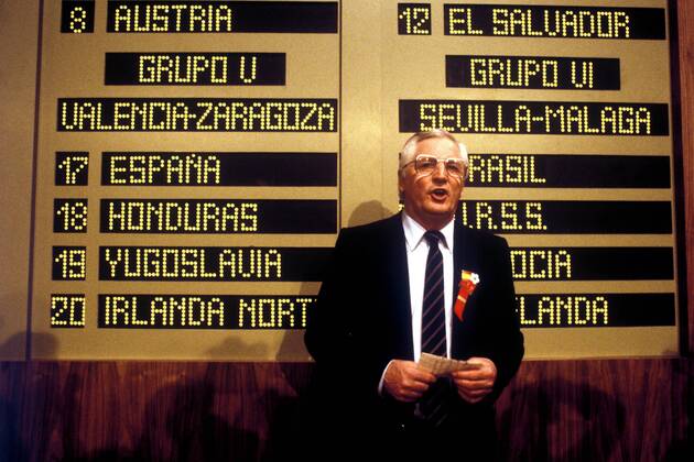 Bundestrainer Jupp Derwall (BR Deutschland) scheint mit dem Ergebnis der Auslosung der Vorrundengruppen zufrieden Fußball WM Herren Auslosung zur Weltmeisterschaft 1982, Gruppenauslosung, Einzelbild Auslosungszeremonie, Zeremonie, Zeremoniell Madrid