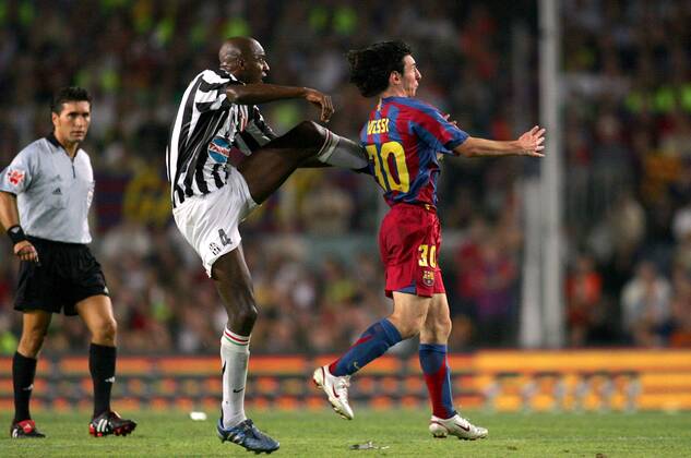 Patrick Vieira (Juve, li.) mit gestrecktem Bein gegen Lionel Messi (Barca), Schiedsrichter Julian Rodriguez Santiago (Spanien) schaut genau hin Fußball Herren Saisonvorbereitung 2005 2006, Trofeo Joan Gamper, Vorbereitung, Test, Testspiel, Gruppe pan10589 Barcelona Kampf,  