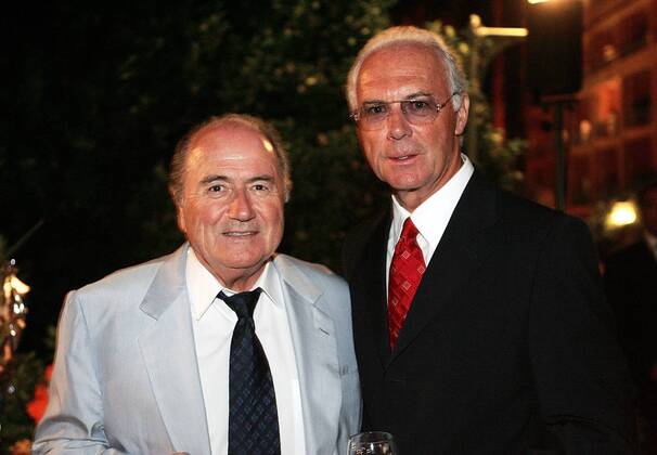 Franz Beckenbauer (Deutschland, re.) und FIFA Präsident Joseph S. Blatter (Schweiz) anlässlich Beckenbauers 60. Geburtstages in Marrakesch Fußball Herren 60. Geburtstag Franz Beckenbauers 2005, Feier, feiern, Geburtstagsfeier, Jubiläum Gruppe Marrakesch, Marakesch, Marrakech, Marakech