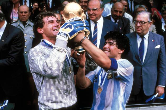 Diego Armando Maradona (re.) und Torwart Nery Pumpido (beide Argentinien) mit dem Weltmeisterpokal, Bundeskanzler Dr. Helmut Kohl (BR Deutschland) lächelt süffisant Fußball WM Herren Weltmeisterschaft 1986, Länderspiel, Nationalmannschaft, Nationalteam, Finale, Endspiel, Vdia Gruppe Siegerehrung, Podium, Podest Mexico City, Mexiko Stadt o0 Aufmacher Freude, Begeisterung,