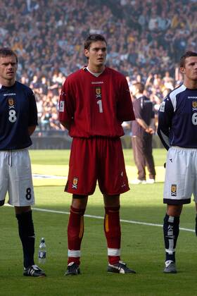 Torwart Craig Gordon (Mitte), Alexander Graham (li.) und Barry Ferguson (alle Schottland) - Nationalhymne -  Fußball Länderspiel Herren Weltmeisterschaftsqualifikation 2005, Qualifikation, Länderspiel, Nationalmannschaft, Nationalteam Gruppe Glasgow